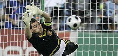 Casillas penalitis Italia